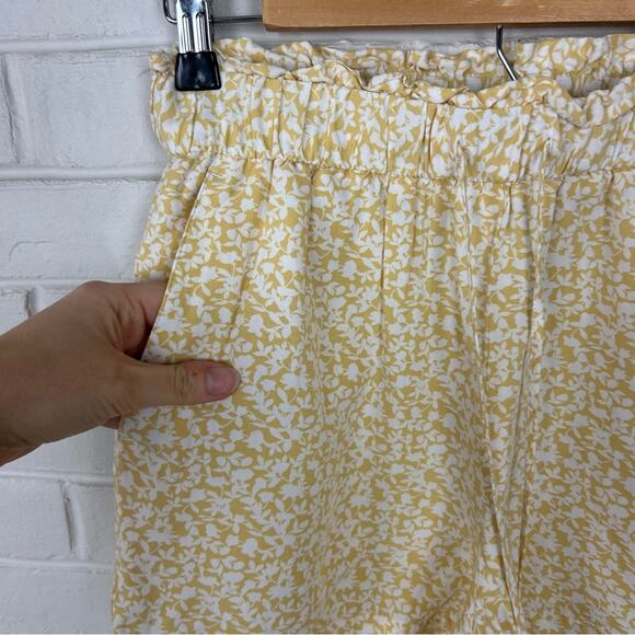 Banana Republic Yellow White Floral Casual Shorts Size XS - Picture 8 of 9
